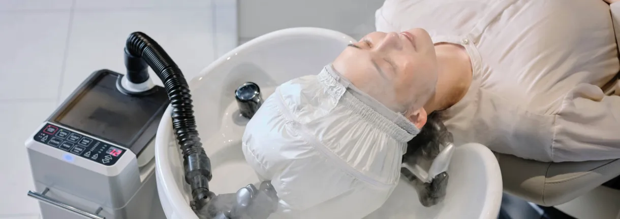 Le brumisateur à ultrasons diffuse sa brume tiède au-dessus du bac