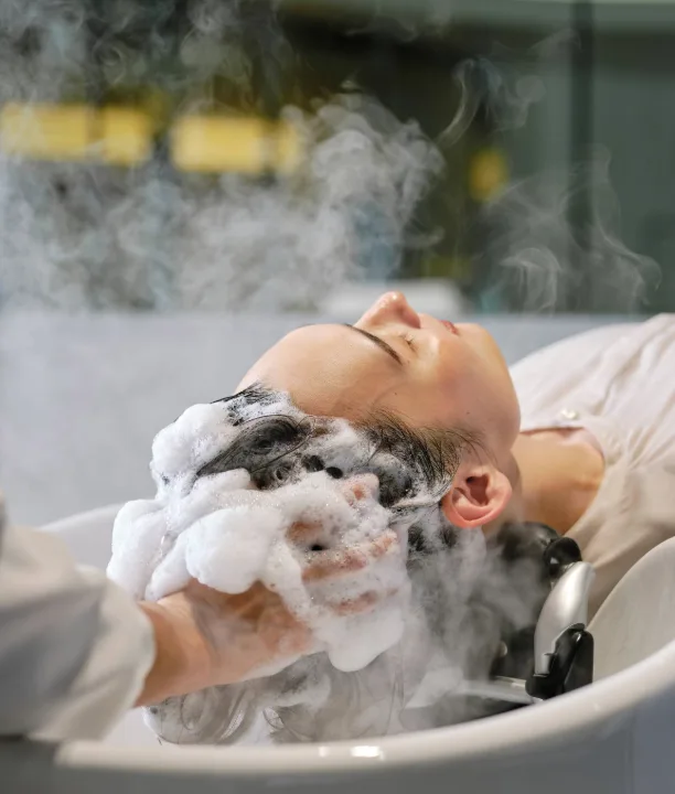 Shampooing massant au bac, sous la brume